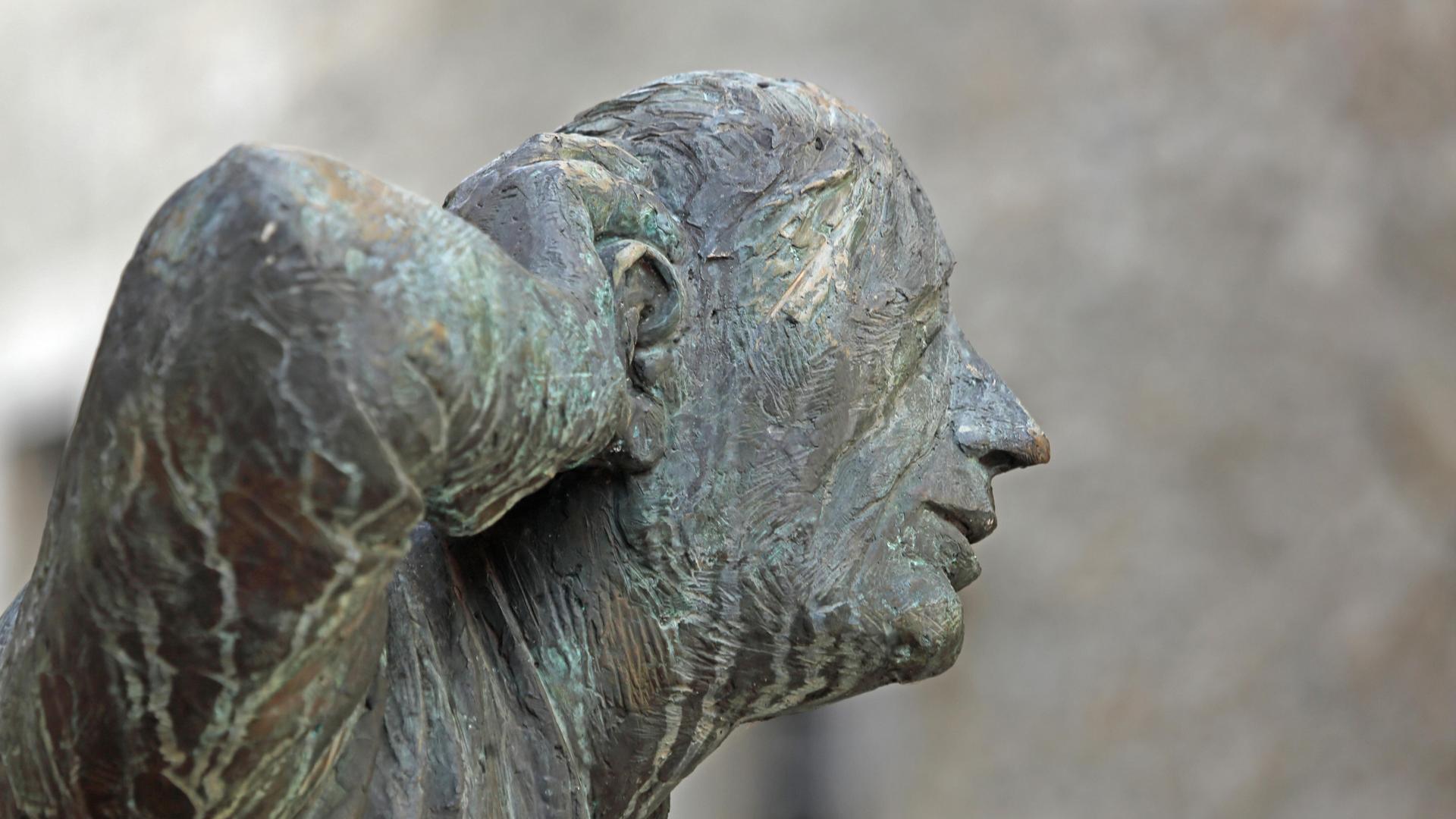 Das Bild zeigt die Bronzeskulptur "Lauscher" von Karl-Henning Seemann.