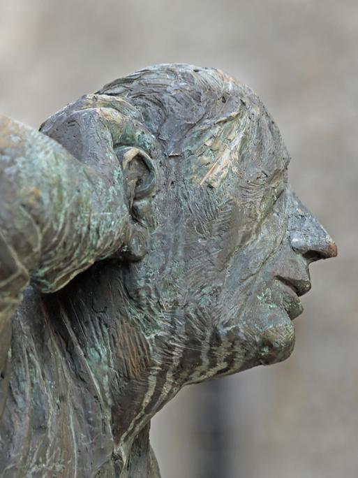 Das Bild zeigt die Bronzeskulptur "Lauscher" von Karl-Henning Seemann.