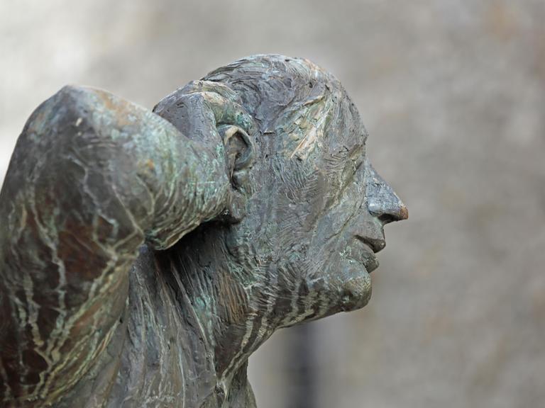 Das Bild zeigt die Bronzeskulptur "Lauscher" von Karl-Henning Seemann.