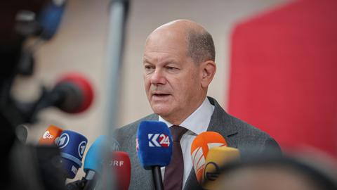 Bundeskanzler Scholz spricht in Mikrofone.