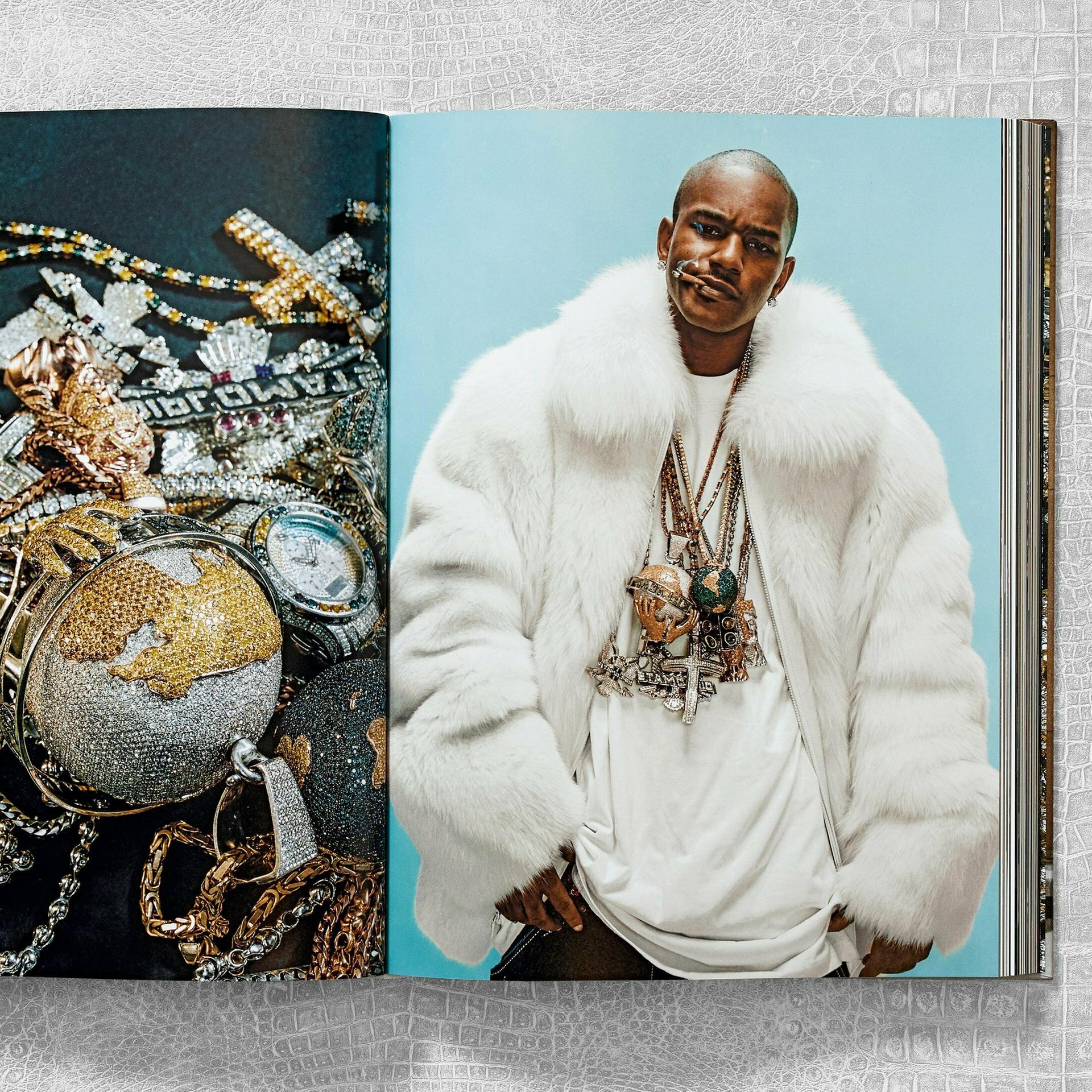 Eine aufgeschlagene Seite aus dem Buch: "Ice Cold. A Hip-Hop Jewelry History", Taschen Verlag 2022.