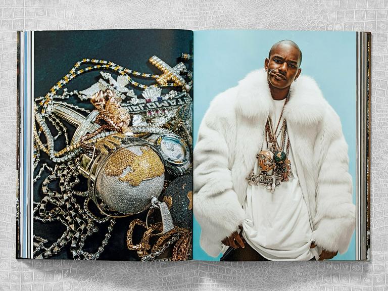 Eine aufgeschlagene Seite aus dem Buch: "Ice Cold. A Hip-Hop Jewelry History", Taschen Verlag 2022.