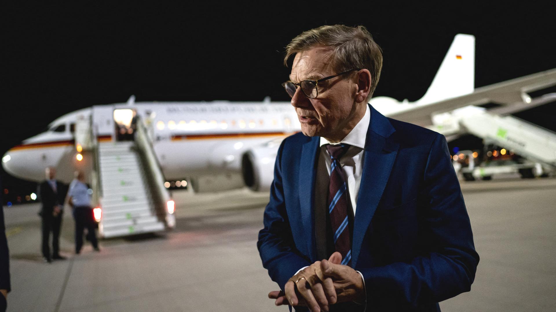 Außenminister Johann Wadephul (CDU) steigt am Flughafen BER für eine Reise nach Montenegro in eine Regierungsmaschine. Außenminister Johann Wadephul (CDU) steigt am Flughafen BER für eine Reise nach Montenegro in eine Regierungsmaschine.
