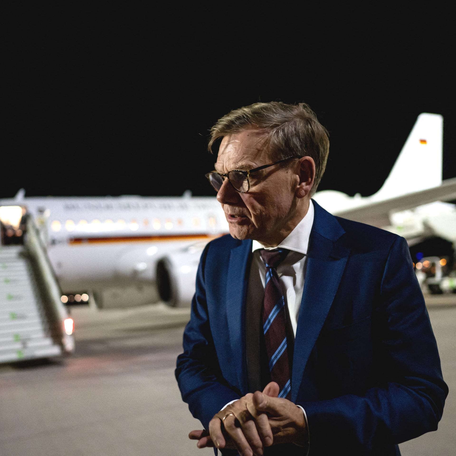 Außenminister Johann Wadephul (CDU) steigt am Flughafen BER für eine Reise nach Montenegro in eine Regierungsmaschine.