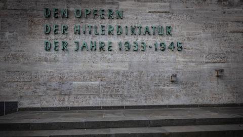 Auf einer Mauer steht in Großbuchstaben: Den Opfern der Hitler-Diktatur der Jahre 1933 bis 1945.