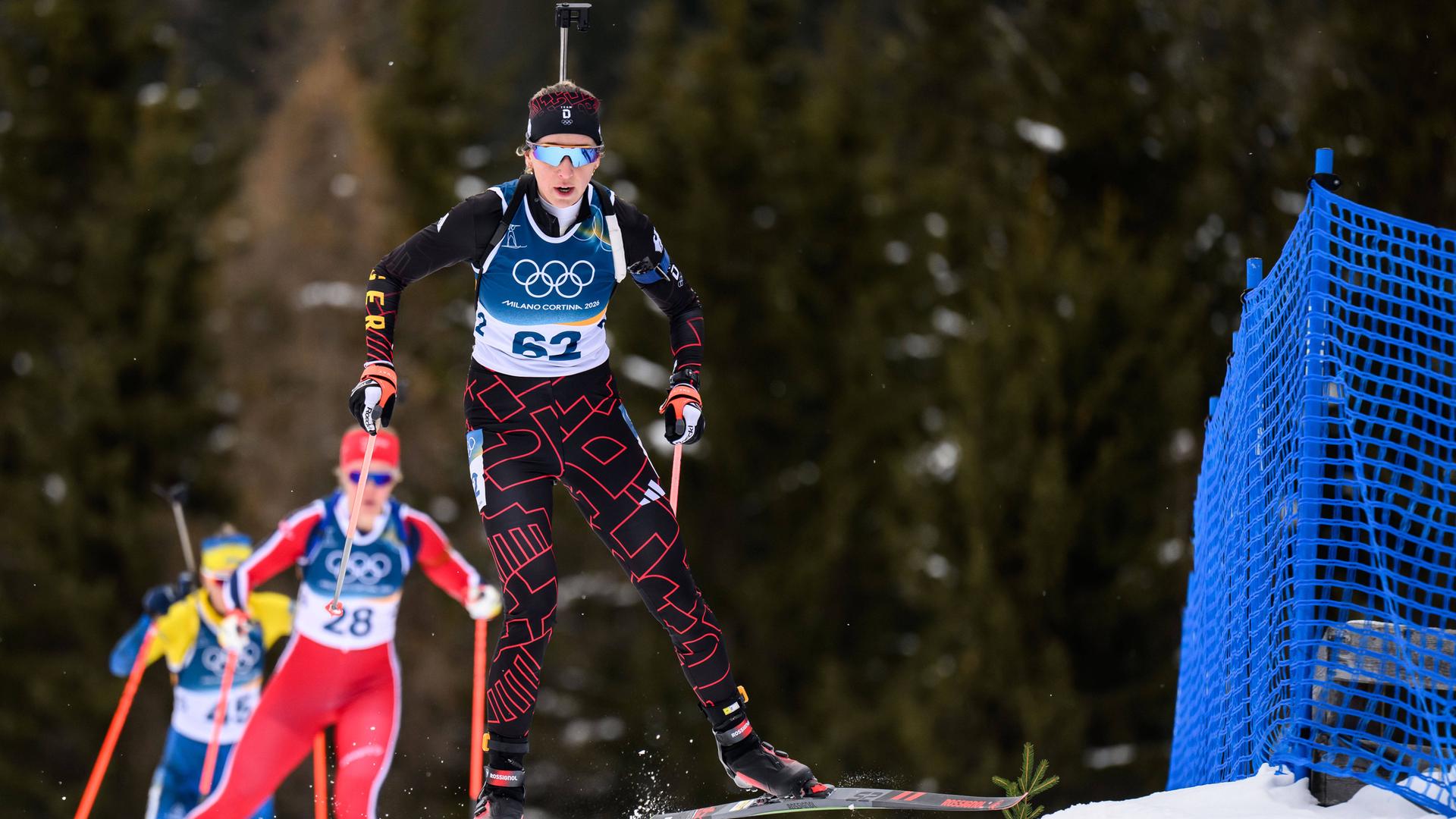 Franziska Preuß fährt durch den Schnee; hinter ihr sind zwei weitere Biathletinnen zu sehen.
      