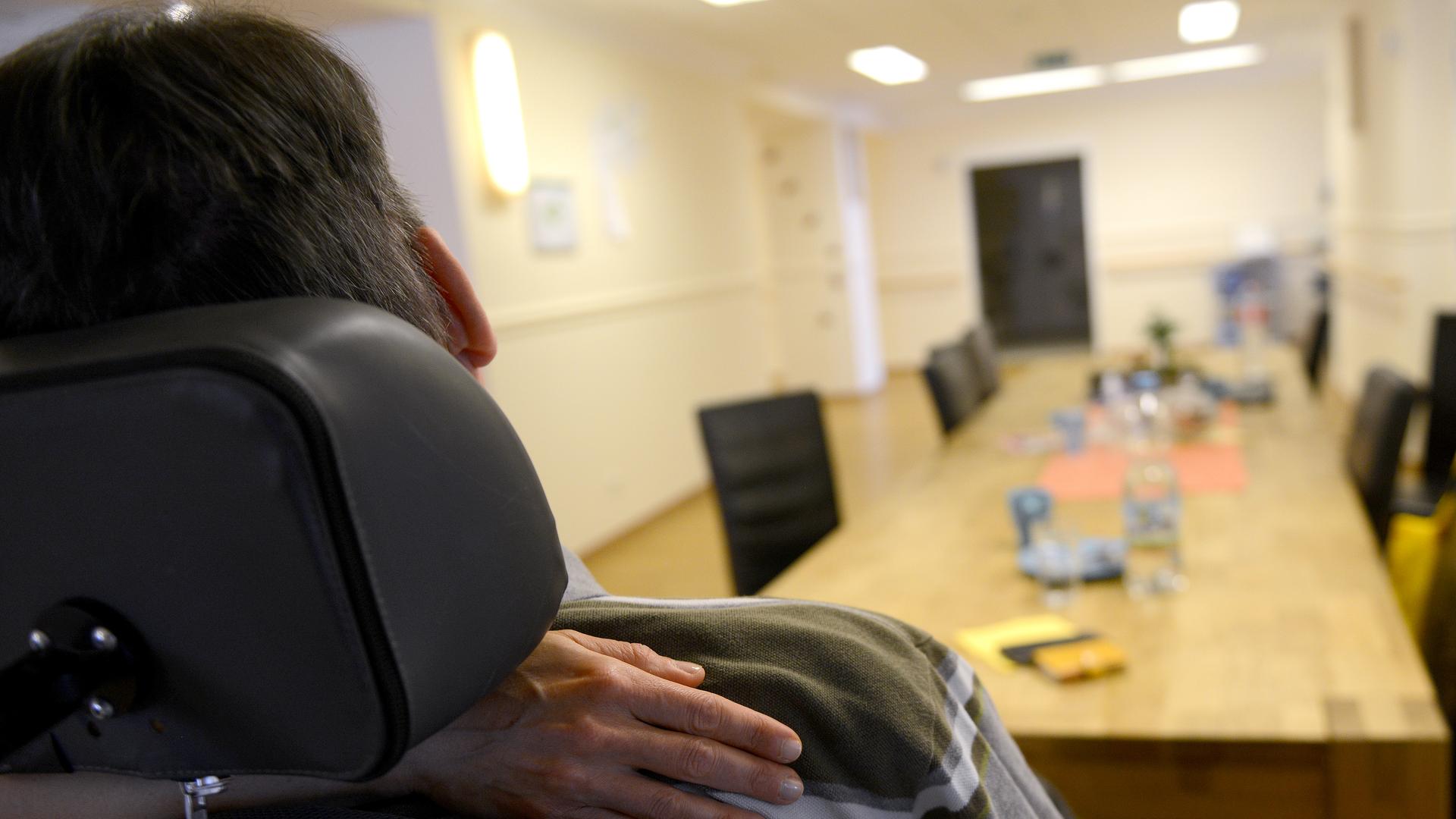 Eine Frau umarmt in einer sogenannten  Beatmungs-WG ihren pflegebedürftigen Mann