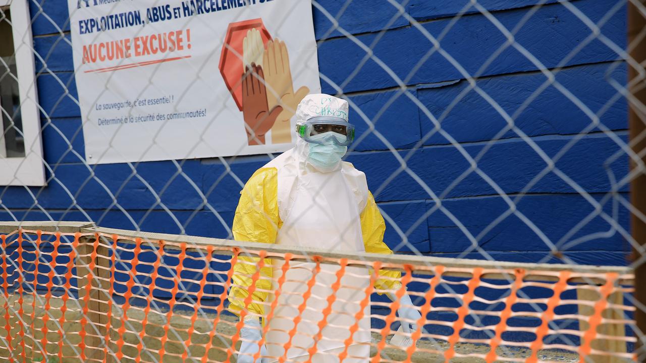 Ein Mitarbeiter des Gesundheitswesens geht in Schutzausrüstung durch ein Behandlungszentrum für Ebola-Patienten in der Provinz Nord-Kivu im Osten des Kongo.