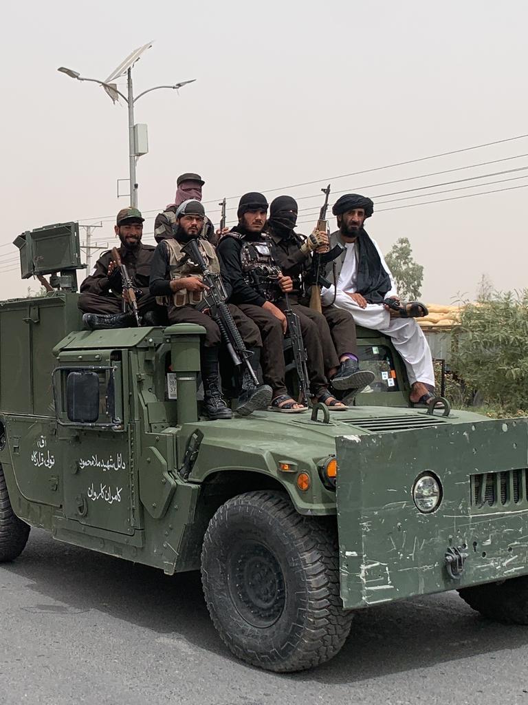 Bewaffnete Taliban fahren mit einem Konvoi aus vormalig amerikanischen Armeefahryeugen durch Kandahar.