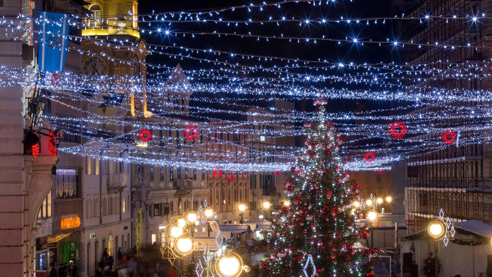 Lichterketten als Weihnachtsbeleuchtung in einer Großstadt.