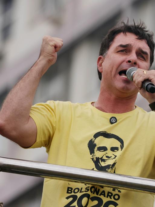 Der brasilianische Politiker Flávio Bolsonaro bei einer Rede in Rio de Janaeiro 2025 Der brasilianische Politiker Flávio Bolsonaro bei einer Rede in Rio de Janaeiro 2025