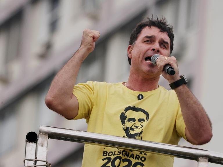 Der brasilianische Politiker Flávio Bolsonaro bei einer Rede in Rio de Janaeiro 2025 Der brasilianische Politiker Flávio Bolsonaro bei einer Rede in Rio de Janaeiro 2025