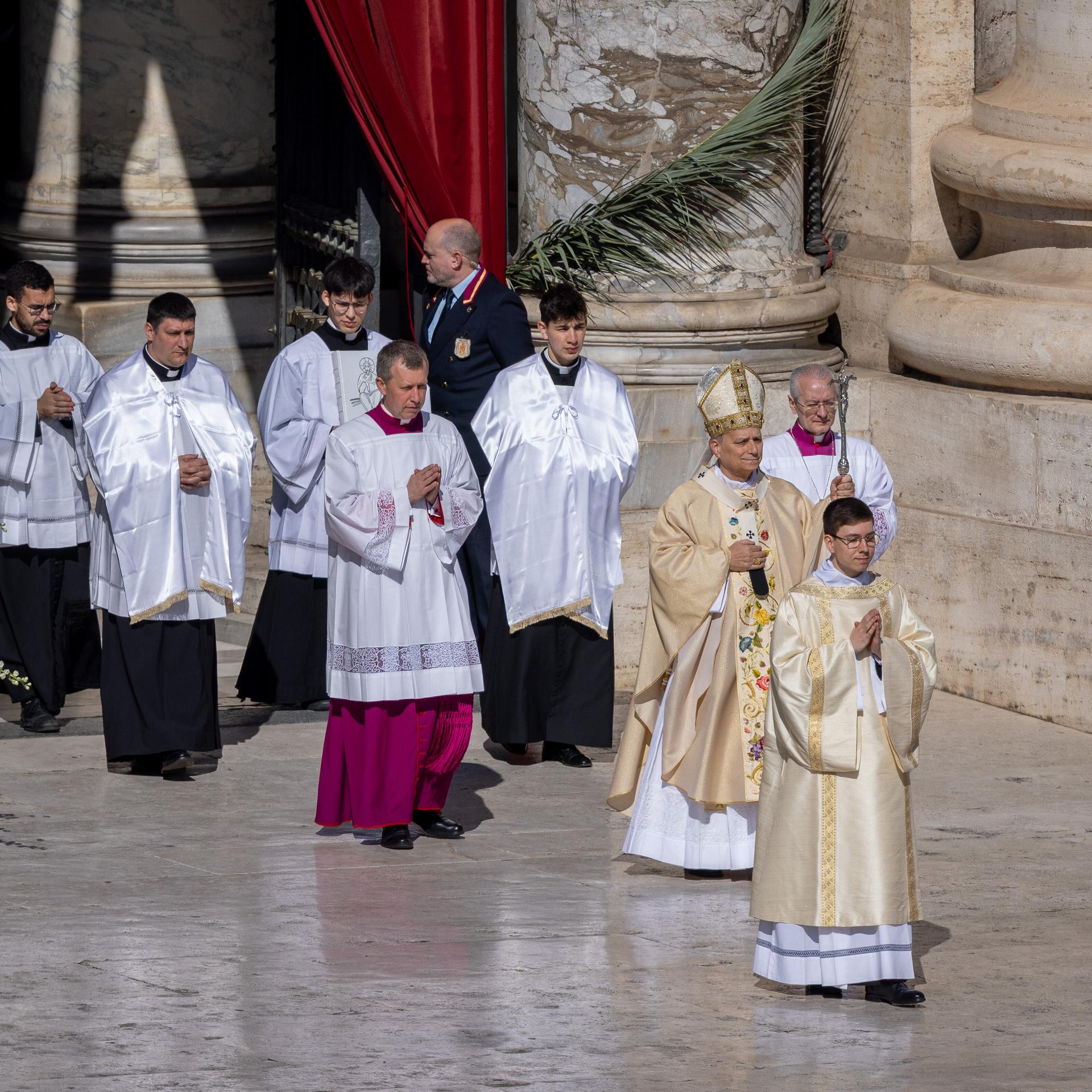 Papst Leo feiert den Gottesdienst an Ostersonntag.