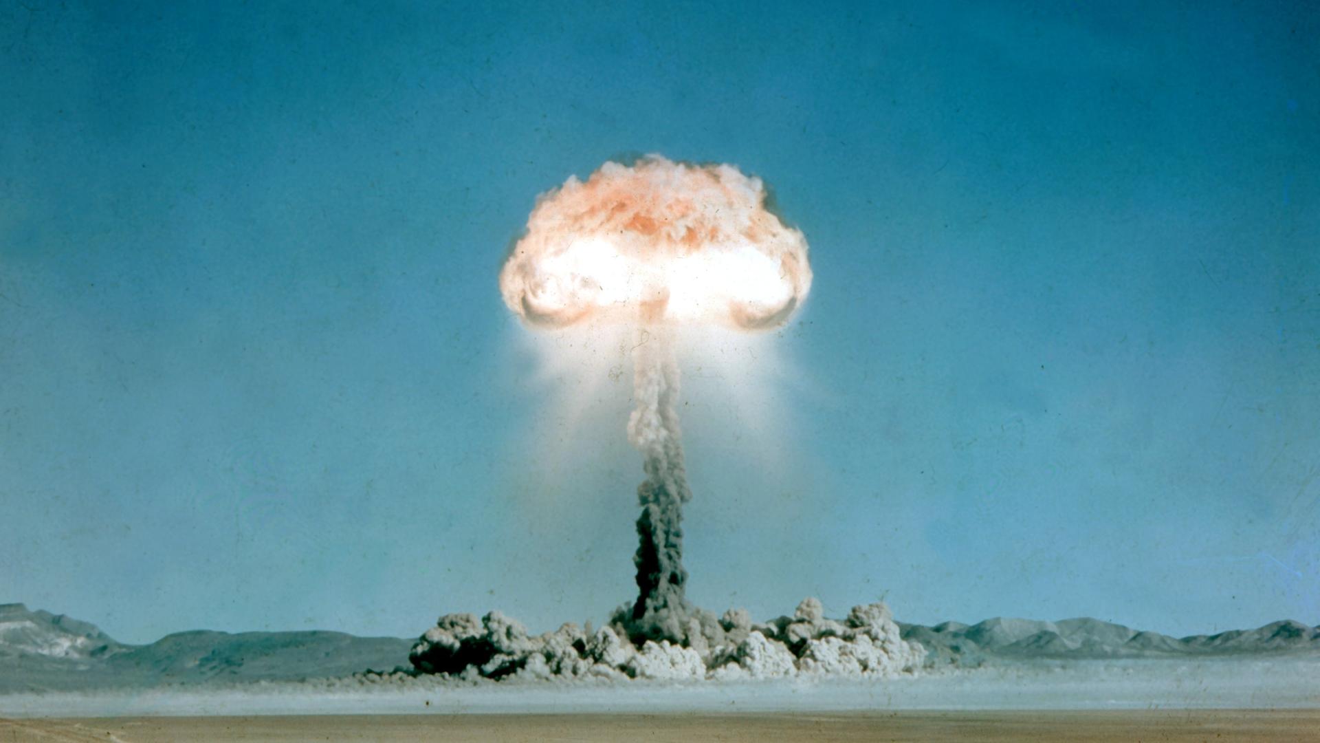 Atomtest in den USA: Ein Atompilz steigt nach der Explosion einer Atombombe über dem Testgelände in der Wüste von Nevada auf.