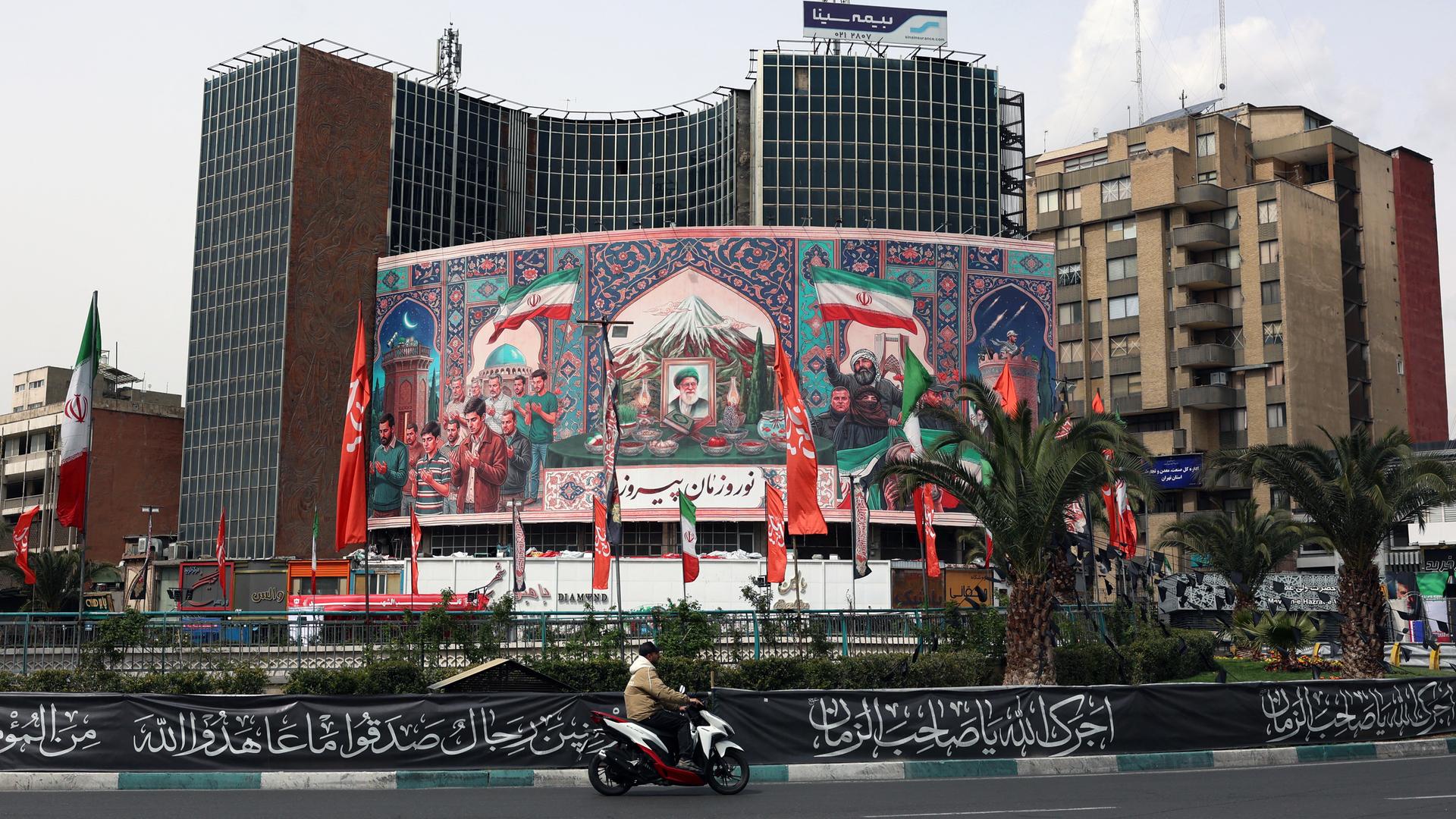 Das Foto zeigt eine Plakatwand an einem Gebäude in Teheran mit einem Foto des getöteten religiösen Führers Ayatollah Chamenei. Das Foto zeigt eine Plakatwand an einem Gebäude in Teheran mit einem Foto des getöteten religiösen Führers Ayatollah Chamenei.