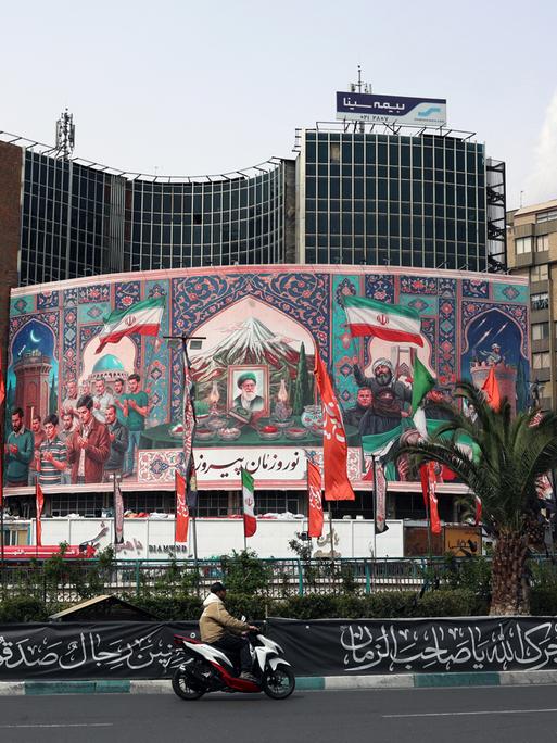 
Das Foto zeigt eine Plakatwand an einem Gebäude in Teheran mit einem Foto des getöteten religiösen Führers Ayatollah Chamenei.