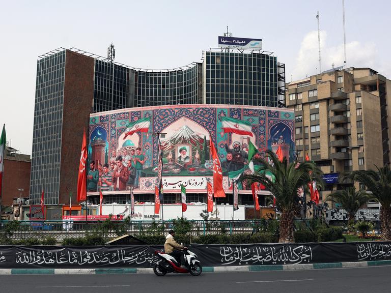 
Das Foto zeigt eine Plakatwand an einem Gebäude in Teheran mit einem Foto des getöteten religiösen Führers Ayatollah Chamenei.