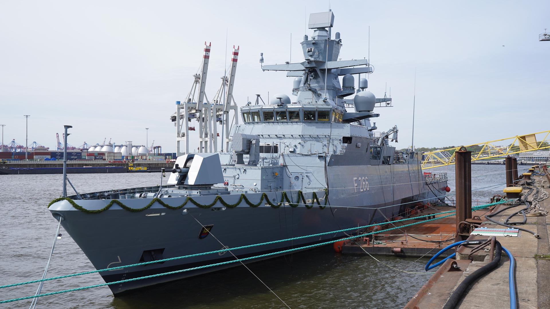 Die Korvette F266 "Emden", zweites von insgesamt fünf neuen Schiffen für die Marine, liegt am Kai auf dem Werftgelände von Blohm+Voss im Hafen. 