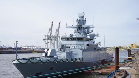 Die Korvette F266 "Emden", zweites von insgesamt fünf neuen Schiffen für die Marine, liegt am Kai auf dem Werftgelände von Blohm+Voss im Hafen. 