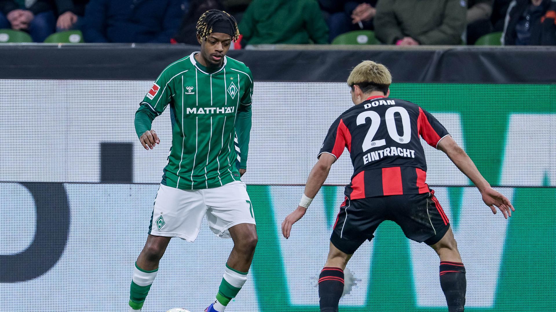 Samuel Mbangula vom SV Werder Bremen und Ritsu Doan, Eintracht Frankfurt, im Zweikampf