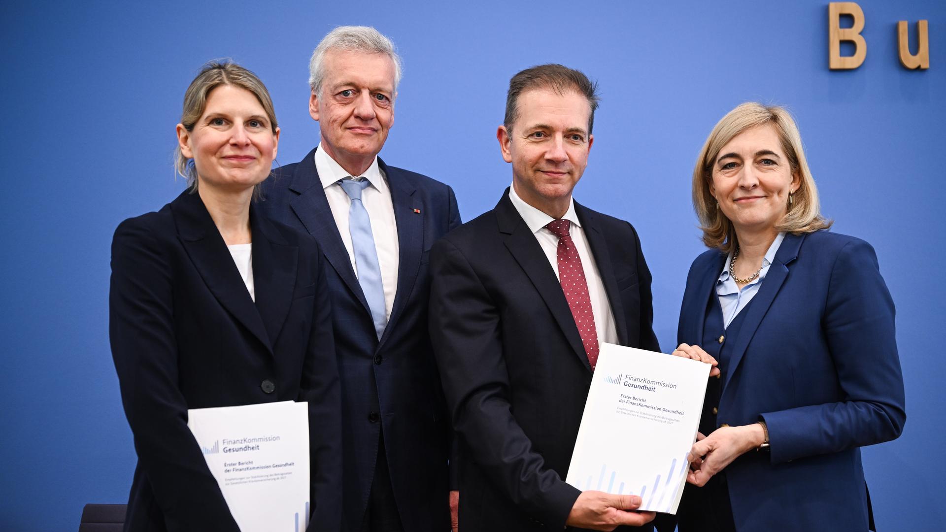 Wolfgang Greiner, Nina Warken, Leonie Sundmacher, Ferdinand M. Gerlach bei einer Pressekonferenz zur Übergabe der Empfehlungen der Finanzkommission Gesundheit zur Stabilisierung der Beitragssätze der gesetzlichen Krankenversicherung