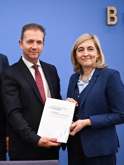 Wolfgang Greiner, Nina Warken, Leonie Sundmacher, Ferdinand M. Gerlach bei einer Pressekonferenz zur Übergabe der Empfehlungen der Finanzkommission Gesundheit zur Stabilisierung der Beitragssätze der gesetzlichen Krankenversicherung