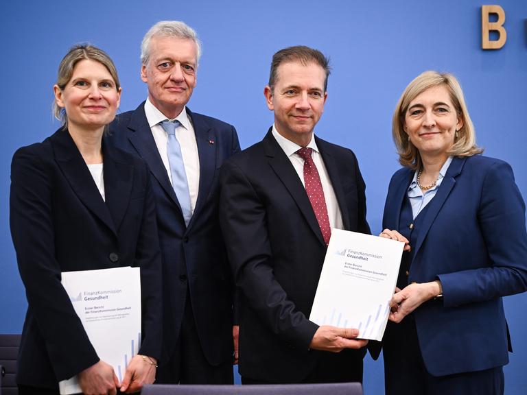 Wolfgang Greiner, Nina Warken, Leonie Sundmacher, Ferdinand M. Gerlach bei einer Pressekonferenz zur Übergabe der Empfehlungen der Finanzkommission Gesundheit zur Stabilisierung der Beitragssätze der gesetzlichen Krankenversicherung