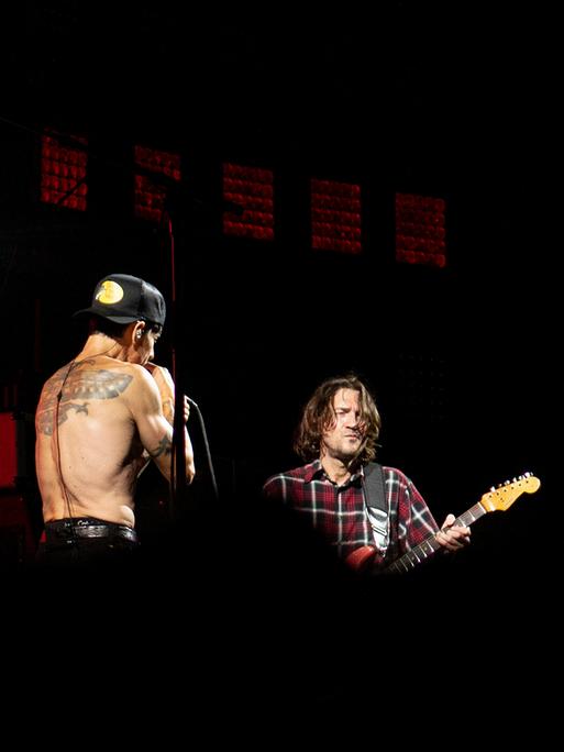 Die US-Band Red Hot Chili Peppers bei einem Konzert 