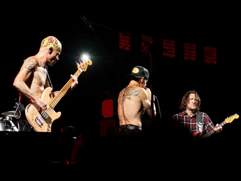 Die US-Band Red Hot Chili Peppers bei einem Konzert 