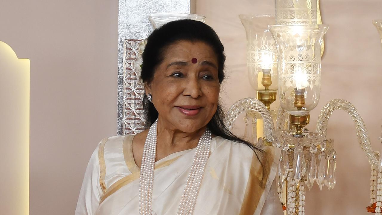 Asha Bhosle im weißen Sari 