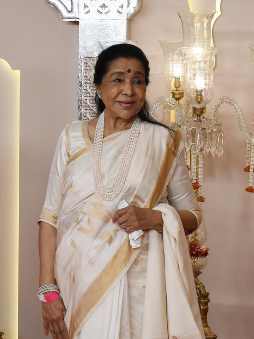 Asha Bhosle im weißen Sari 