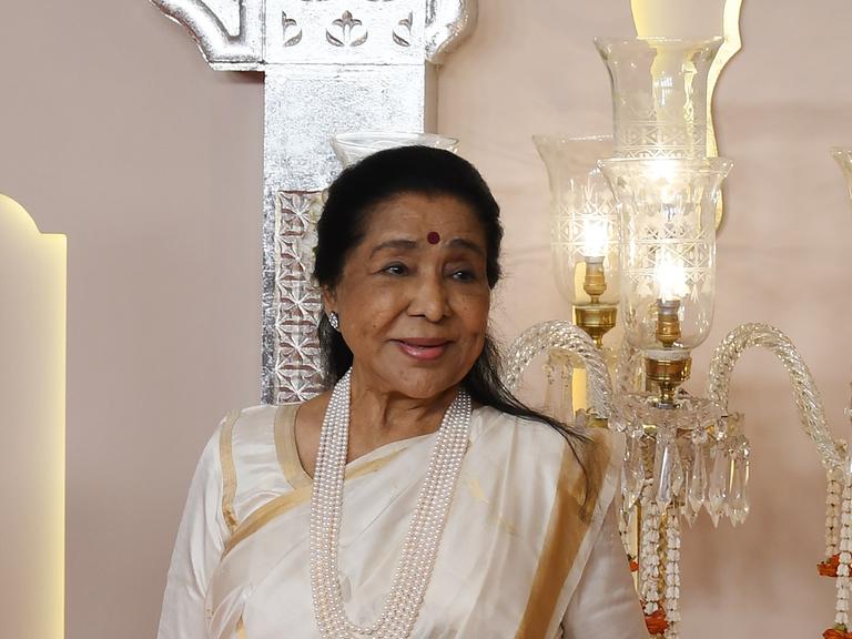 Asha Bhosle im weißen Sari 