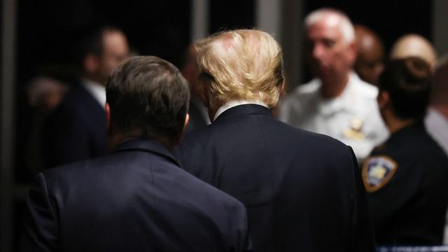 Von seinen Anwälten umgeben verlässt Donald Trump den Gerichtshof in Manhattan.