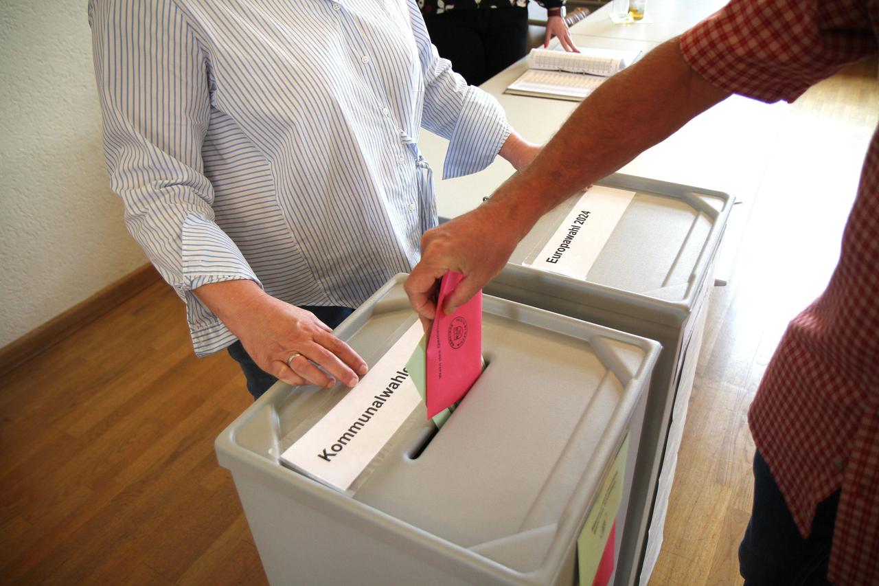 Wahllokal in Winden (Thüringen). Dort gibt es Wahlurnen für die Europawahl und die Kommunalwahl.