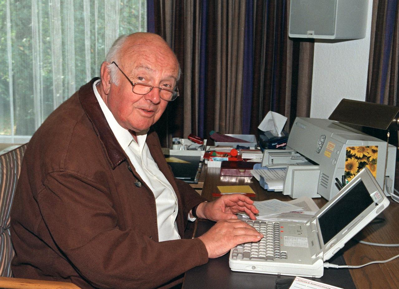 Der deutsche Kinderbuchautor Otfried Preußler 1998 an seinem Schreibtisch in Haidholzen.