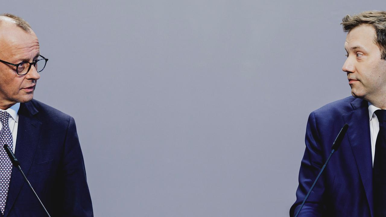 Friedrich Merz und Lars Klingbeil schauen sich an