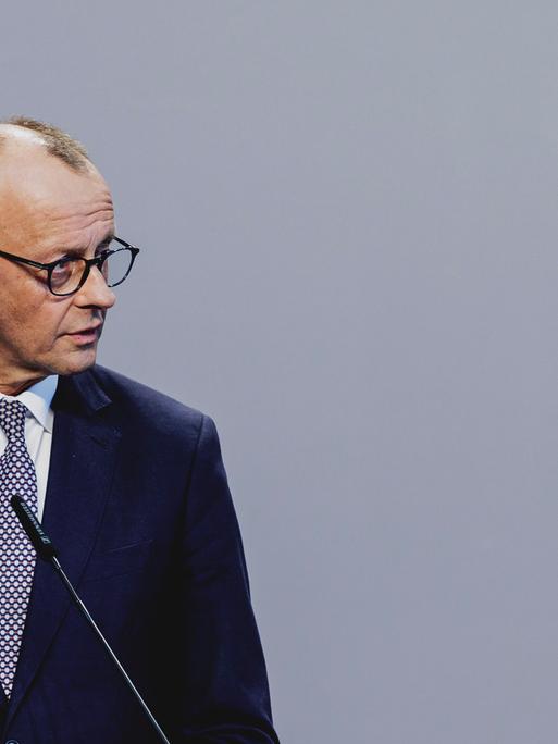 Friedrich Merz und Lars Klingbeil schauen sich an