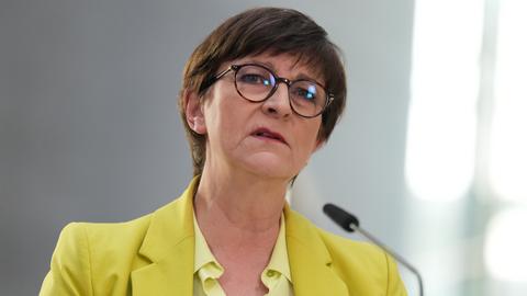 Saskia Esken, SPD-Bundesvorsitzende, nimmt an einer Pressekonferenz nach den Sondierungsgesprächen von Union und SPD im Bundestag teil.