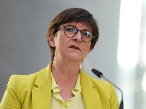 Saskia Esken, SPD-Bundesvorsitzende, nimmt an einer Pressekonferenz nach den Sondierungsgesprächen von Union und SPD im Bundestag teil.