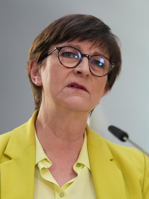 Saskia Esken, SPD-Bundesvorsitzende, nimmt an einer Pressekonferenz nach den Sondierungsgesprächen von Union und SPD im Bundestag teil.