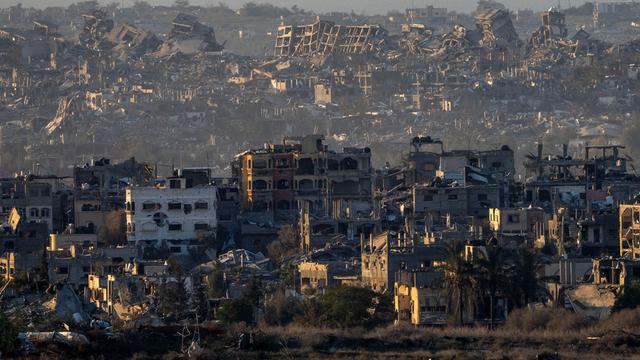 Zerstörte Gebäude stehen im Gazastreifen, vom Süden Israels aus gesehen. 