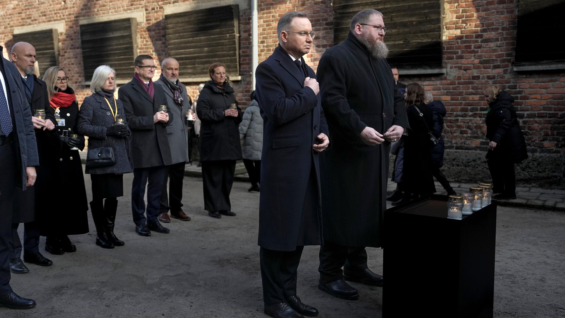 Der polnische Präsident Andrzej Duda (l) und der Direktor des Auschwitz-Museums Piotr Cywinski stehen an der Todesmauer des ehemaligen deutschen Konzentrations- und Vernichtungslagers Auschwitz-Birkenau.