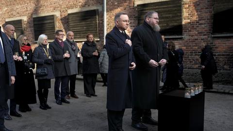 Der polnische Präsident Andrzej Duda (l) und der Direktor des Auschwitz-Museums Piotr Cywinski stehen an der Todesmauer des ehemaligen deutschen Konzentrations- und Vernichtungslagers Auschwitz-Birkenau.