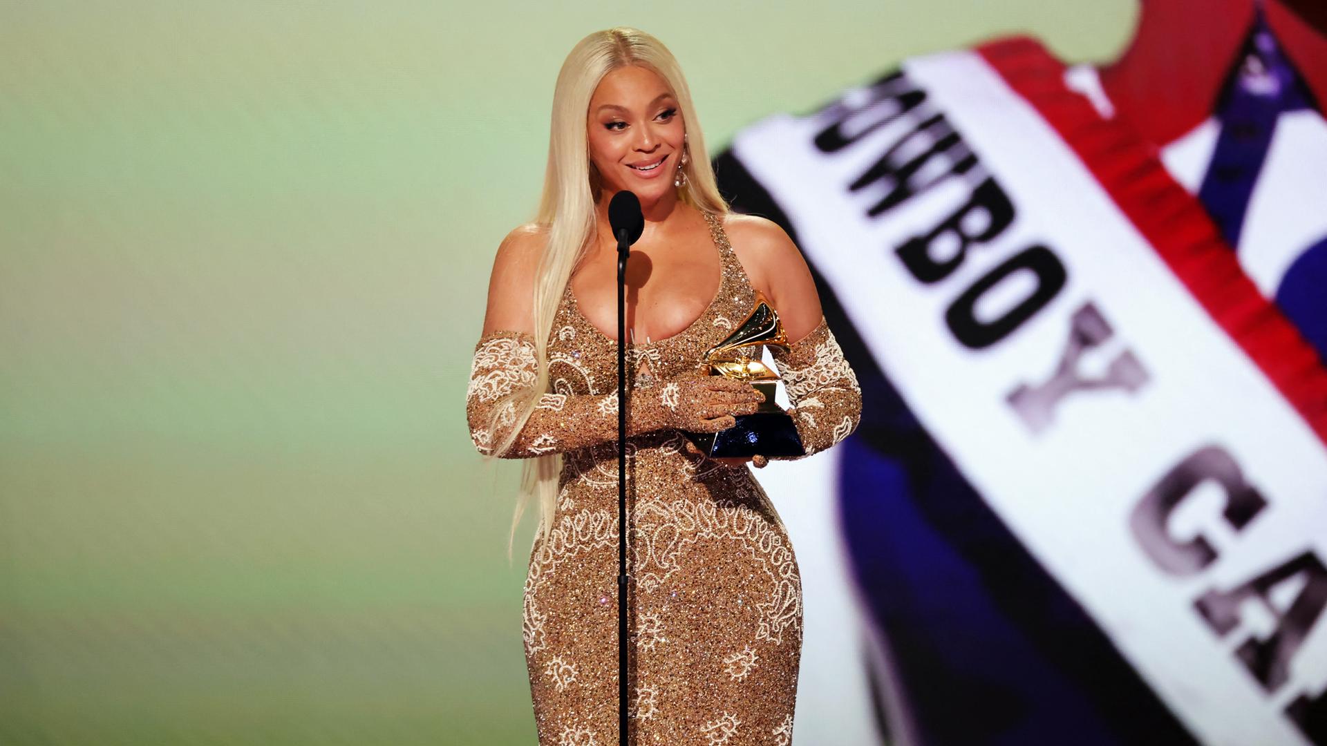 Beyoncé accepts the Best Country Album award for "COWBOY CARTER" onstage during the 67th Annual GRAMMY Awards at Crypto.com Arena on February 02, 2025 in Los Angeles, California. (Photo by KEVIN WINTER / GETTY IMAGES NORTH AMERICA / Getty Images via AFP)