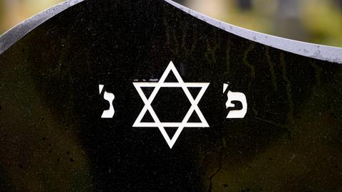 Ein jüdischer Grabstein, zu sehen bei der Gedenkfeier anlässlich 85 Jahre Reichspogromnacht auf dem jüdischen Friedhof Erlangen. 