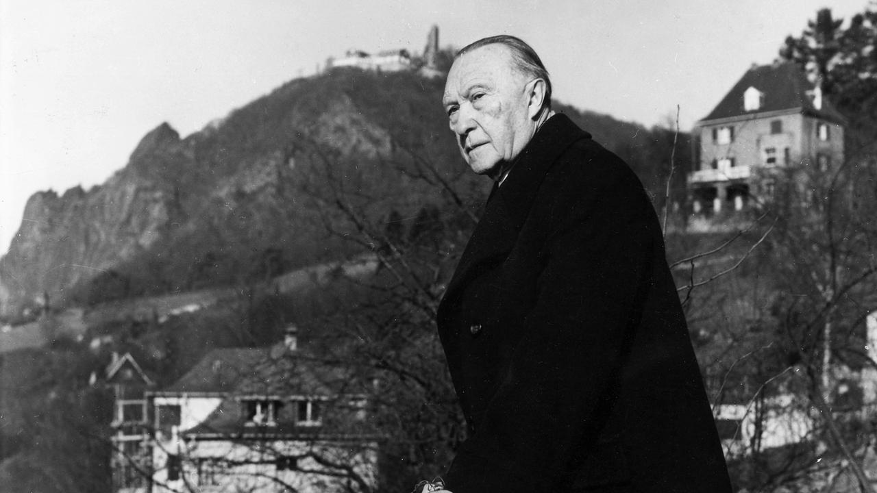 Konrad Adenauer steht auf der Terrasse seines Hauses in Rhöndorf.