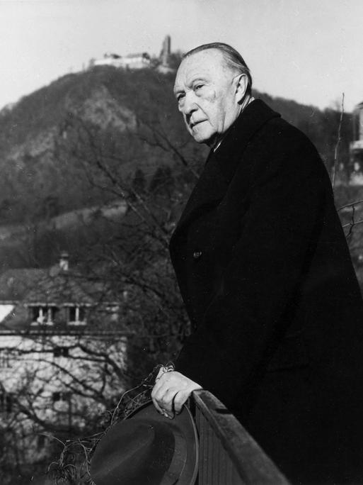 Konrad Adenauer steht auf der Terrasse seines Hauses in Rhöndorf.