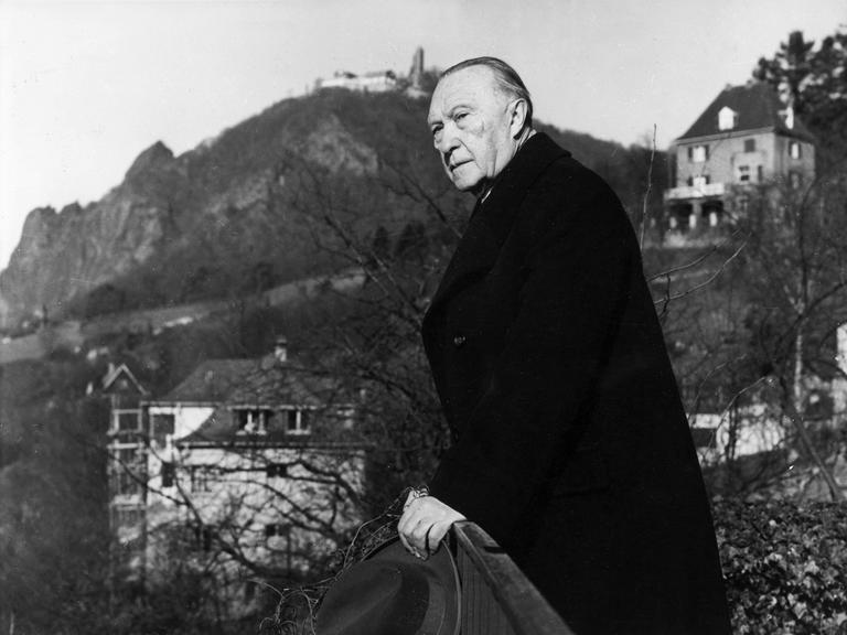 Konrad Adenauer steht auf der Terrasse seines Hauses in Rhöndorf.