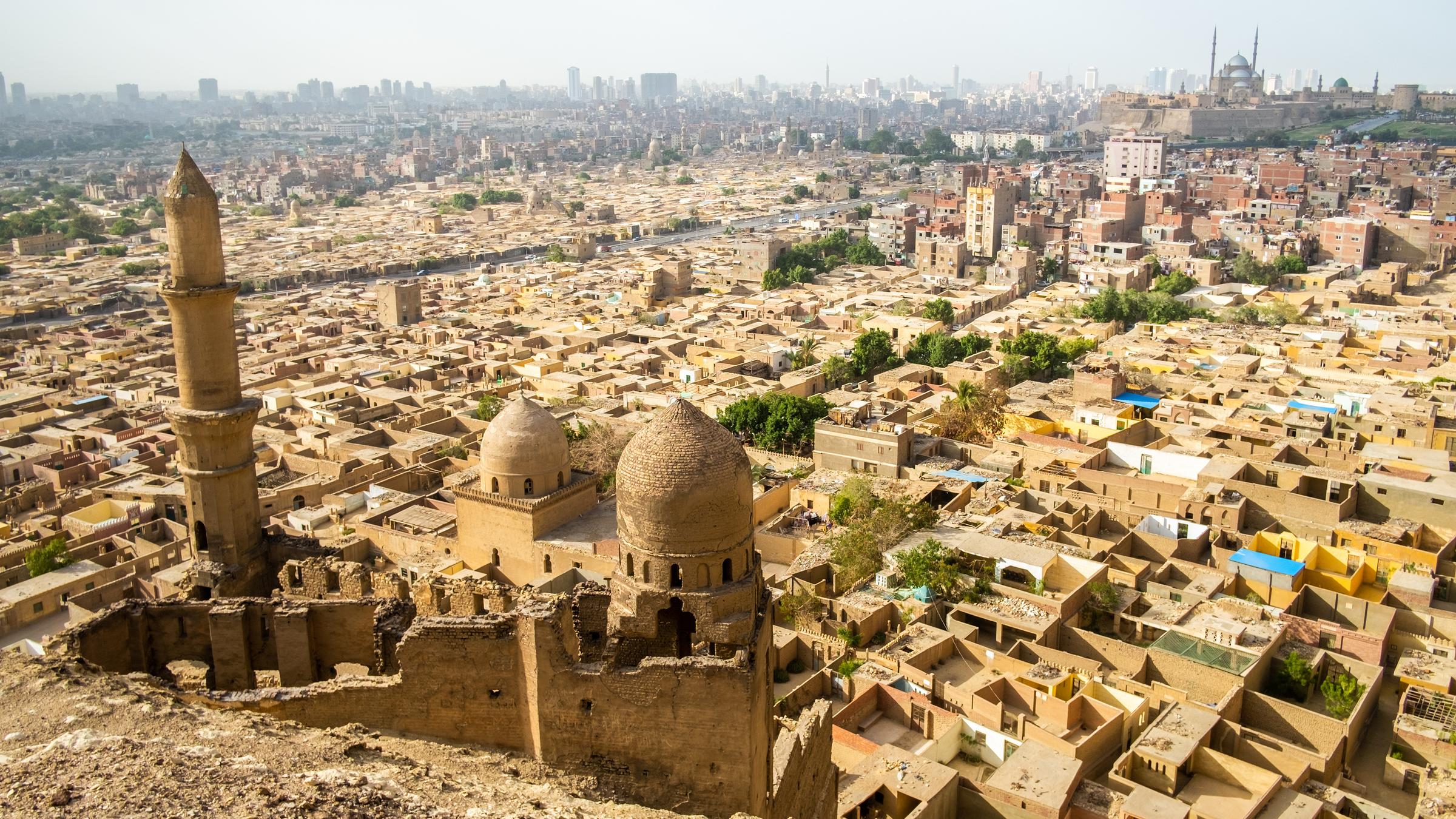 Der historische Friedhof mit Moschee und dem Mausoleum des Shahin Al-Khalwati mitten in Kairo.  