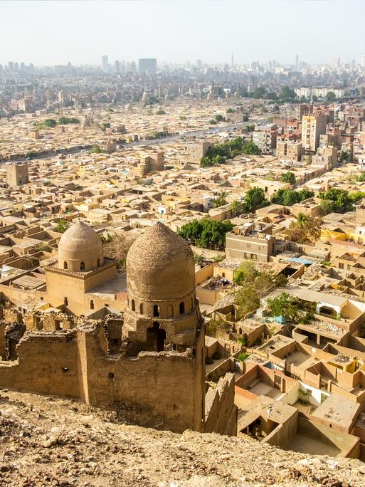 Der historische Friedhof mit Moschee und dem Mausoleum des Shahin Al-Khalwati mitten in Kairo.  